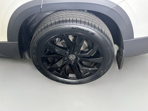 Used 2023 Volkswagen Taos SE w/ Black Wheel Package image 11