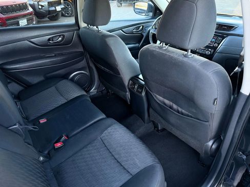 Used 2018 Nissan Rogue SV image 17
