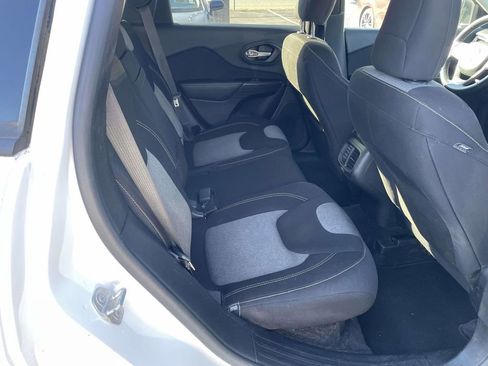 Used 2016 Jeep Cherokee Sport image 41
