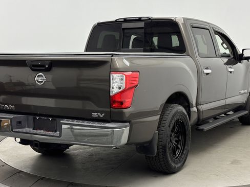 Used 2017 Nissan Titan SV image 7