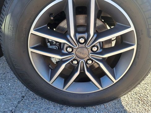 Used 2022 Jeep Grand Cherokee Limited image 27