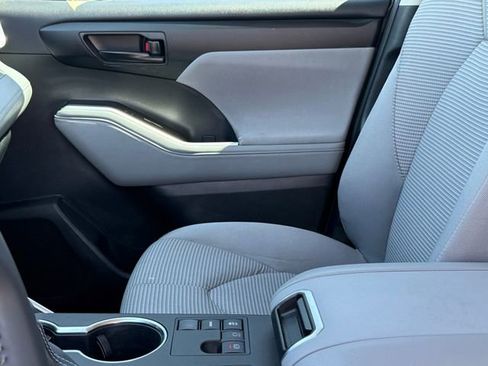 Used 2023 Toyota Highlander LE image 12