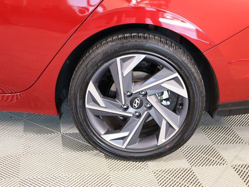 Certified 2025 Hyundai Elantra Limited FWD image 20