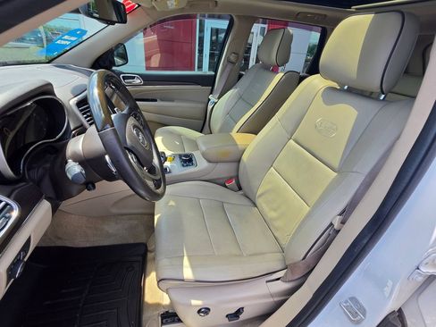 Used 2015 Jeep Grand Cherokee Overland w/ Advanced Technology Group AWD/4WD image 17