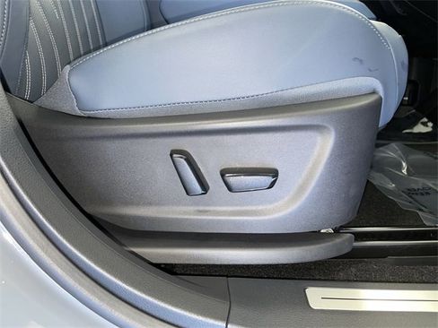 Certified 2025 Nissan Ariya Platinum image 22