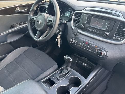 Used 2017 Kia Sorento LX image 6