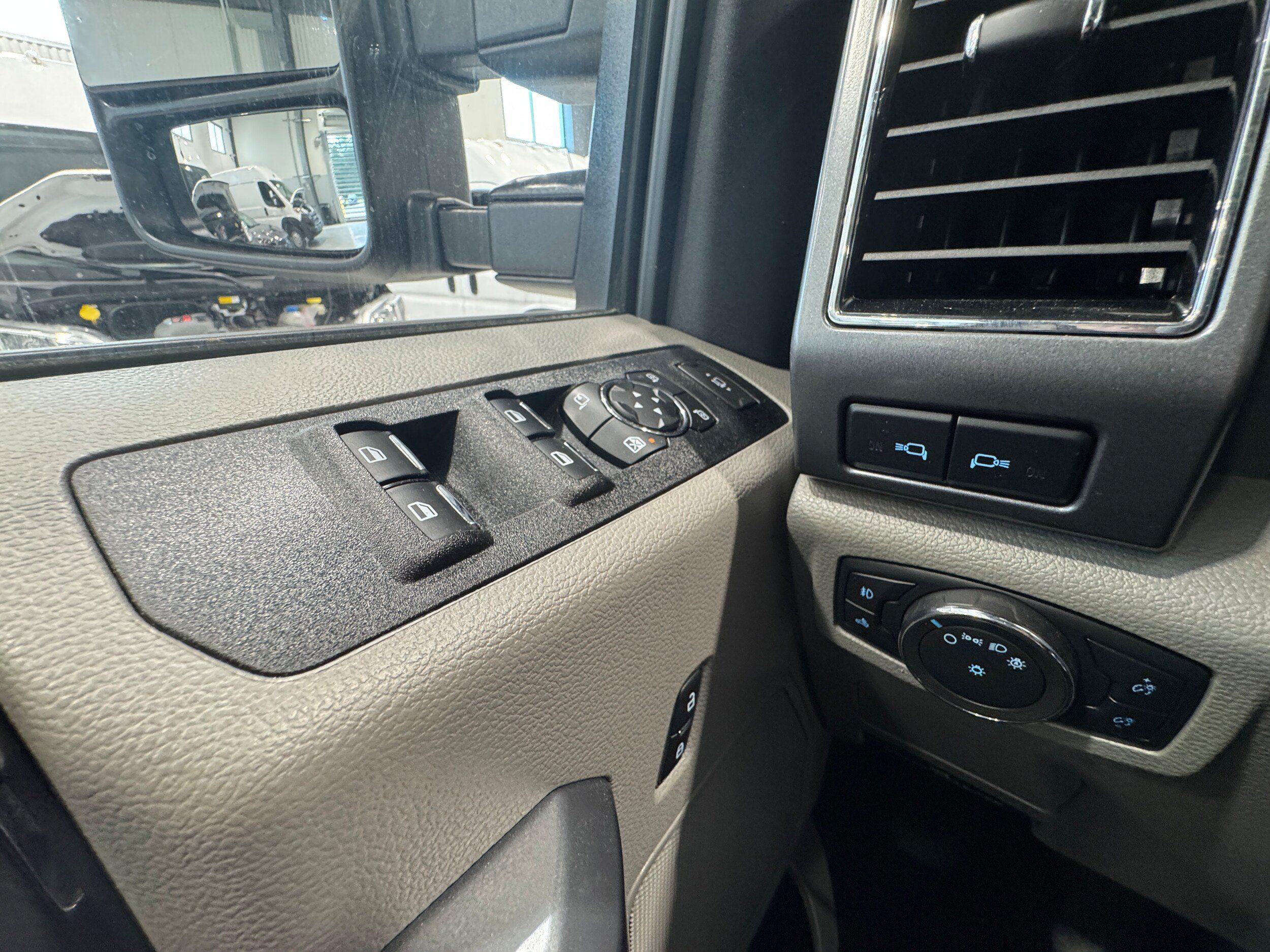 Used 2022 Ford F350 XLT w/ XLT Premium Package AWD/4WD image 15
