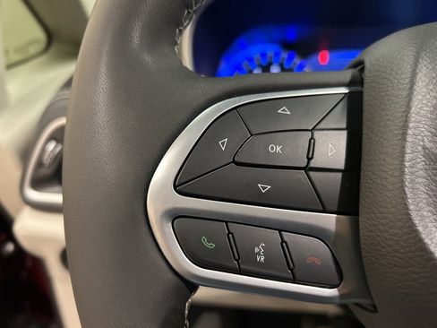 Used 2023 Chrysler Pacifica Touring-L image 21