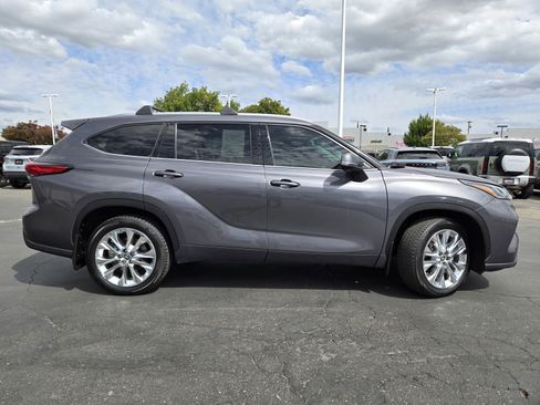 Used 2021 Toyota Highlander Limited image 3