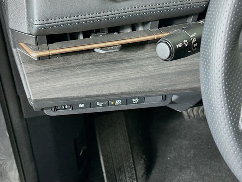 Used 2023 Nissan Ariya FWD image 17