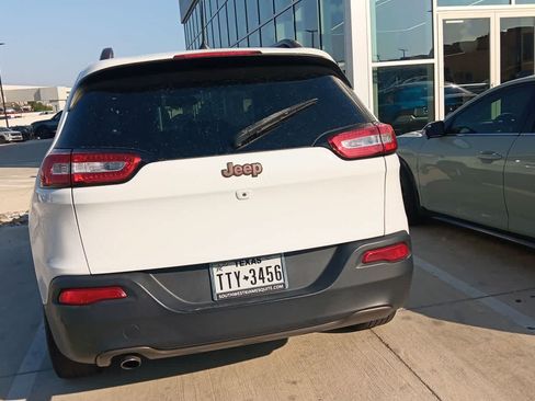 Used 2017 Jeep Cherokee Latitude w/ Comfort/Convenience Group FWD image 7