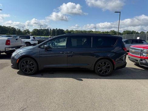 Used 2020 Chrysler Pacifica Touring-L w/ S Appearance Package FWD image 22