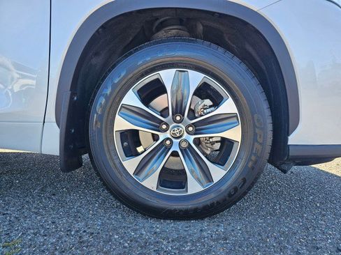 Used 2022 Toyota Highlander XLE AWD/4WD image 9