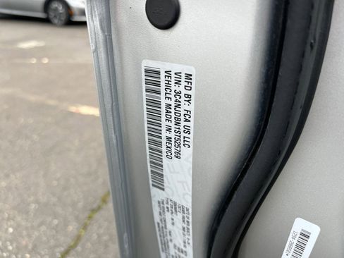 Used 2025 Jeep Compass Latitude image 29