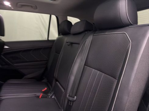 Used 2024 Volkswagen Tiguan SE w/ Panoramic Sunroof Package image 20