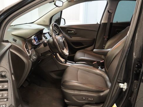 Used 2020 Chevrolet Trax LT w/ Sun & Sound Package image 5