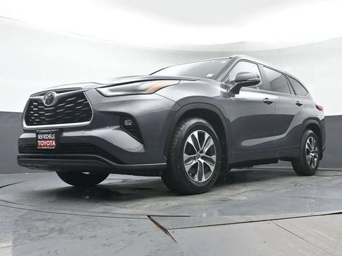 Used 2023 Toyota Highlander XLE AWD/4WD image 32