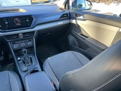 Certified 2022 Volkswagen Taos SE image 8