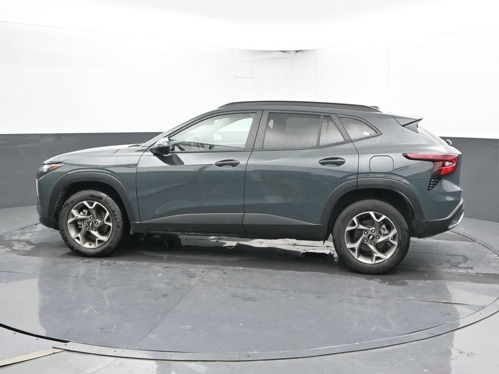 Used 2025 Chevrolet Trax LT FWD image 8