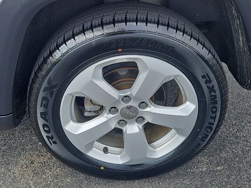 Used 2018 Jeep Compass Latitude w/ Cold Weather Group AWD/4WD image 28