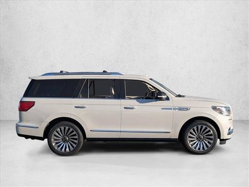Used 2019 Lincoln Navigator Reserve image 4