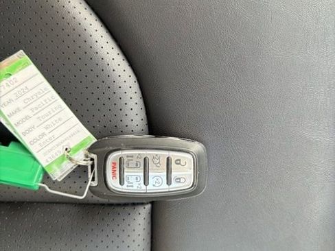Used 2024 Chrysler Pacifica Touring-L FWD image 36