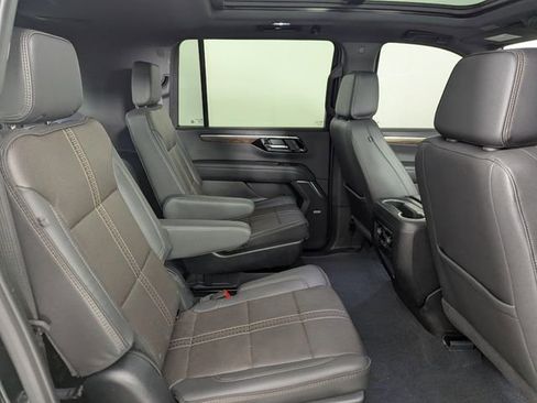 Used 2025 Chevrolet Suburban High Country image 20