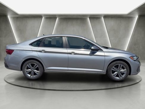 Used 2024 Volkswagen Jetta SE FWD image 8