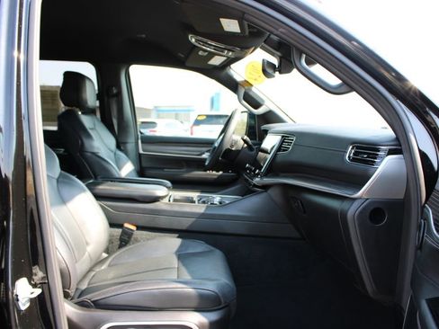 Used 2024 Jeep Wagoneer L Series II w/ Flexible Seating Group AWD/4WD image 30
