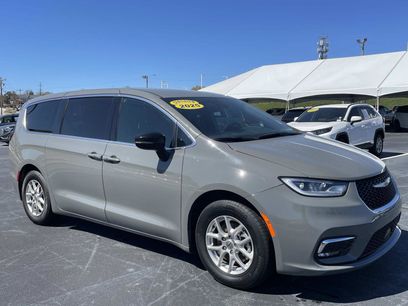 Used 2025 Chrysler Pacifica Select