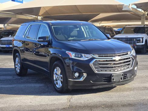 Used 2020 Chevrolet Traverse LT image 2