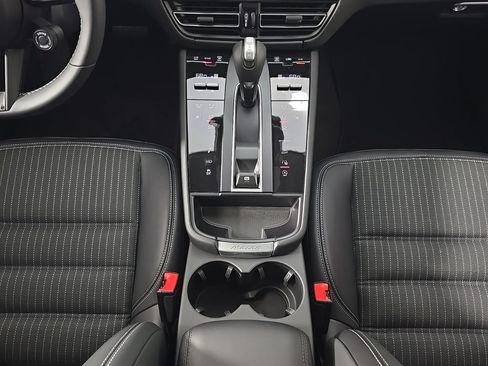 Certified 2026 Porsche Macan Turbo AWD/4WD image 22