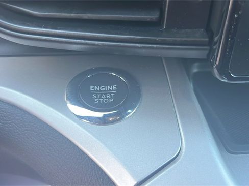 Used 2022 Ford Explorer XLT image 29