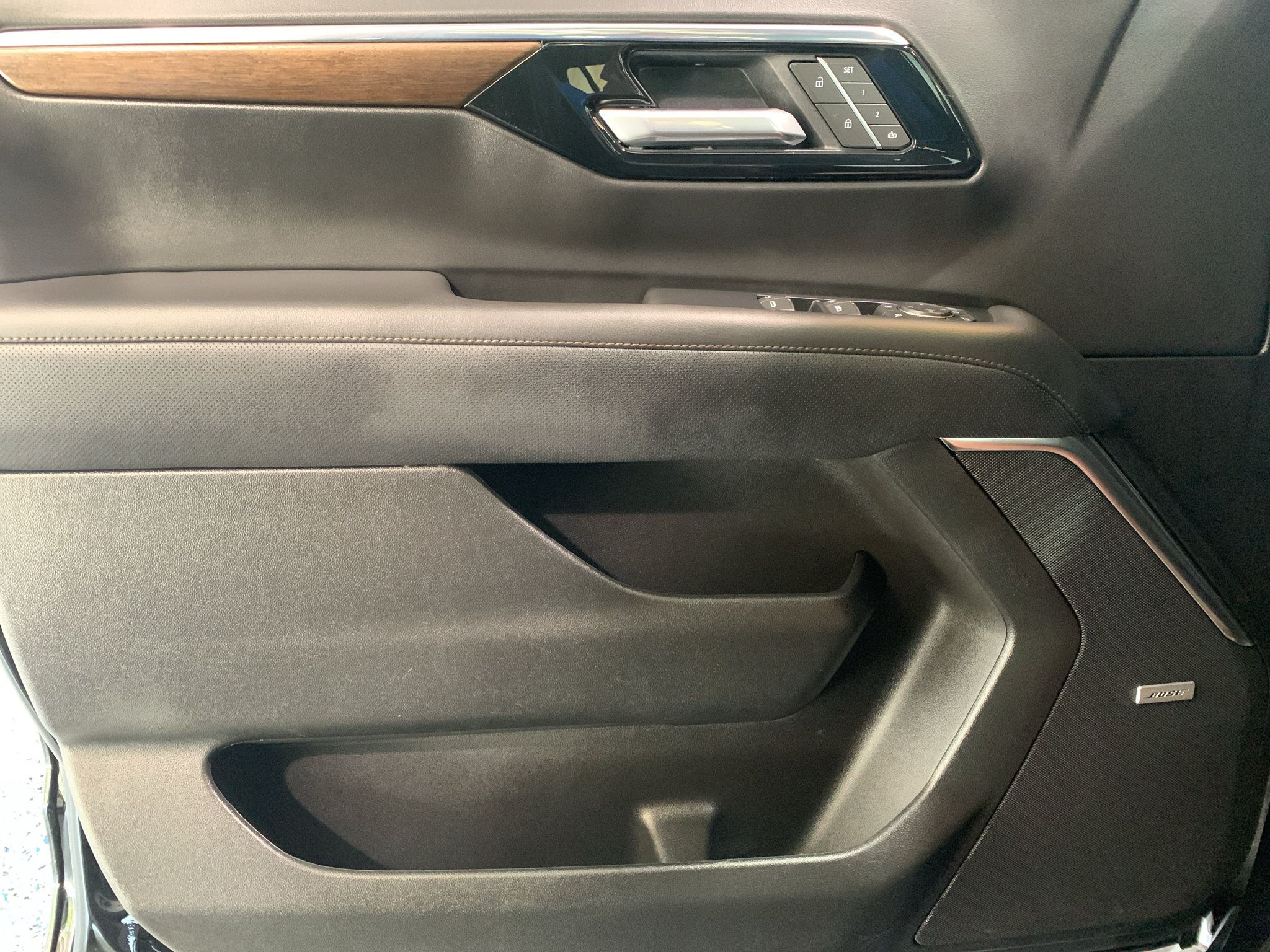 Used 2025 Chevrolet Tahoe High Country AWD/4WD image 32
