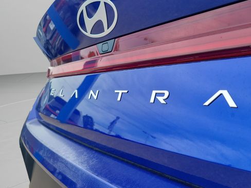 Certified 2025 Hyundai Elantra Limited FWD image 7