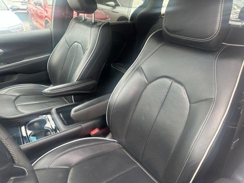 Used 2026 Chrysler Pacifica Limited FWD image 11