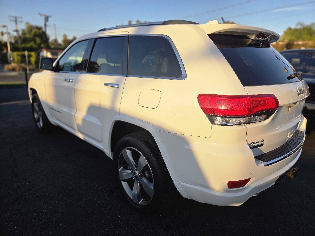 Used 2015 Jeep Grand Cherokee Overland w/ Advanced Technology Group AWD/4WD image 15