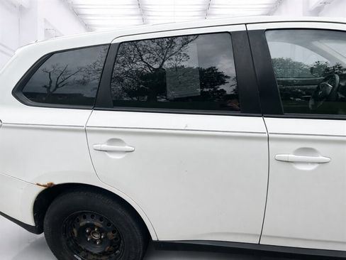 Used 2014 Mitsubishi Outlander ES FWD image 24