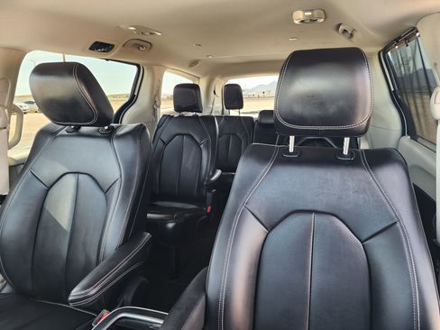 Used 2024 Chrysler Pacifica Touring-L FWD image 17