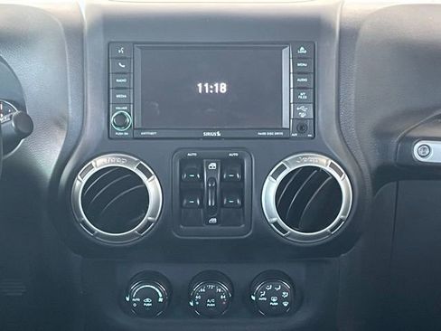 Used 2018 Jeep Wrangler Unlimited Sahara w/ Connectivity Group AWD/4WD image 12