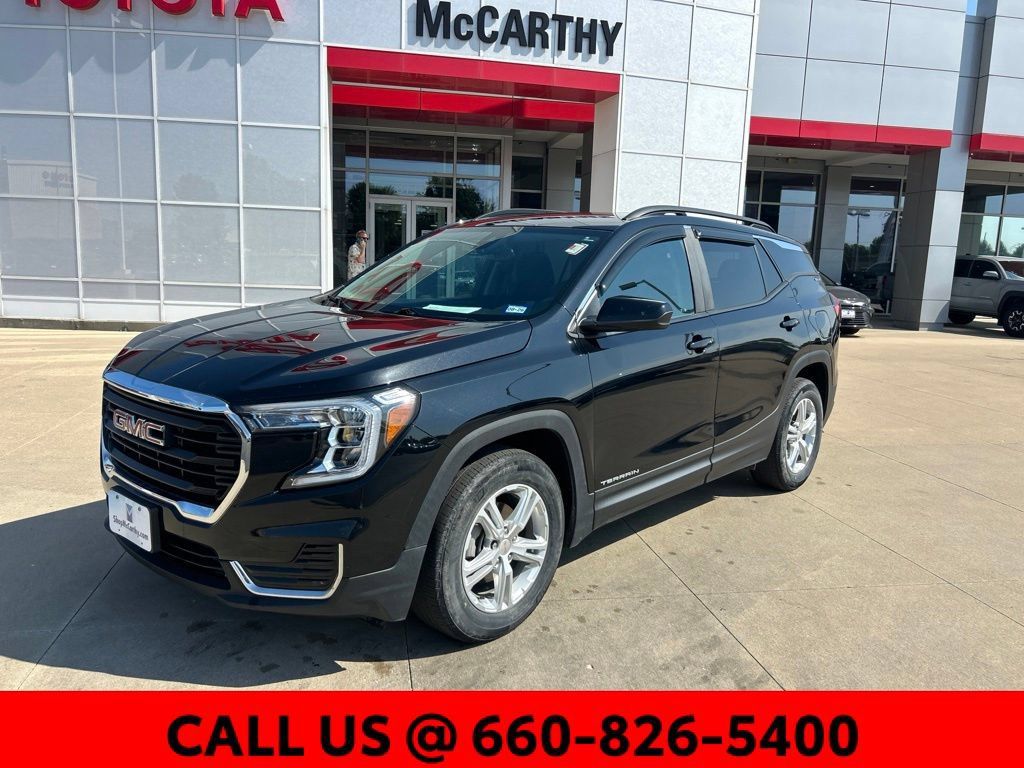 Used 2022 GMC Terrain SLE w/ Driver Convenience Package FWD image 2