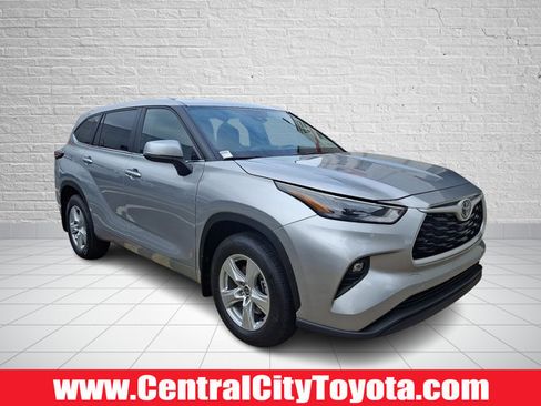 Certified 2025 Toyota Highlander LE AWD/4WD image 1