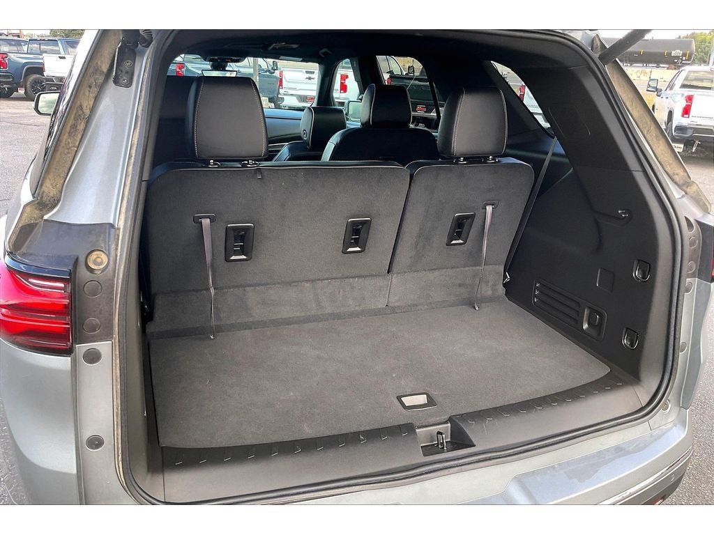 Used 2023 Chevrolet Traverse Premier FWD image 11