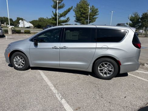 New 2026 Chrysler Pacifica Select image 19