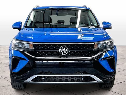 Used 2023 Volkswagen Taos SE w/ Panoramic Sunroof Package image 3