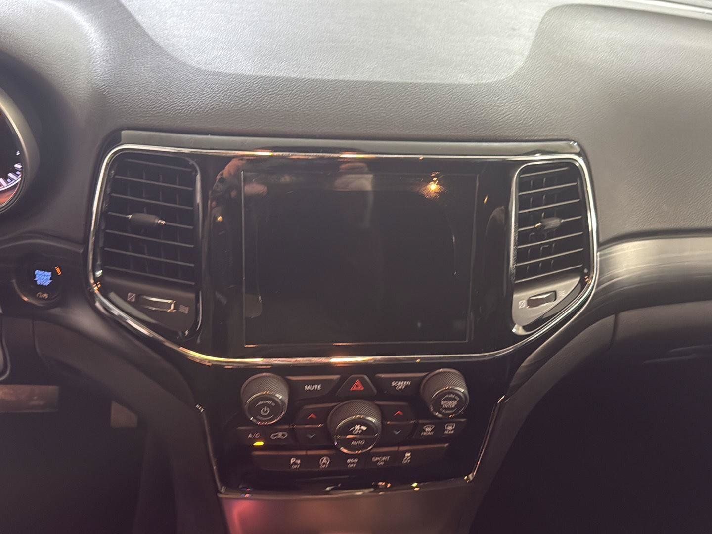 Used 2019 Jeep Grand Cherokee Laredo w/ 18" Wheel & 8.4" Radio Group AWD/4WD image 23