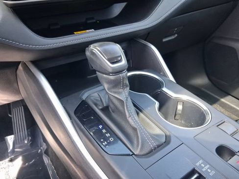 Used 2024 Toyota Highlander XLE FWD image 20