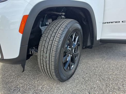 New 2026 Jeep Grand Cherokee Altitude AWD/4WD image 32