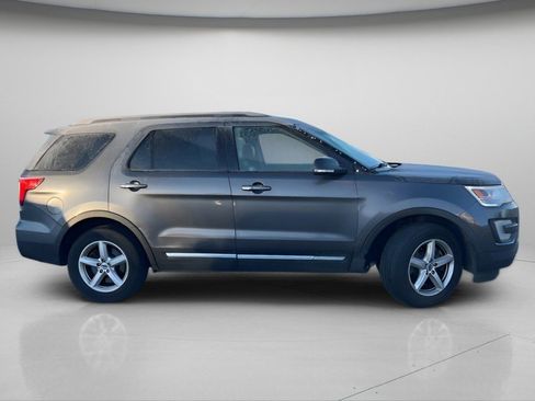 Used 2017 Ford Explorer XLT w/ Equipment Group 202A image 3