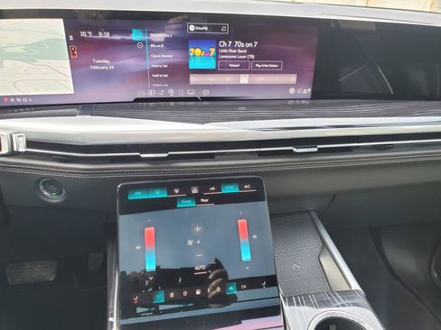 Certified 2025 Cadillac Escalade Sport image 32